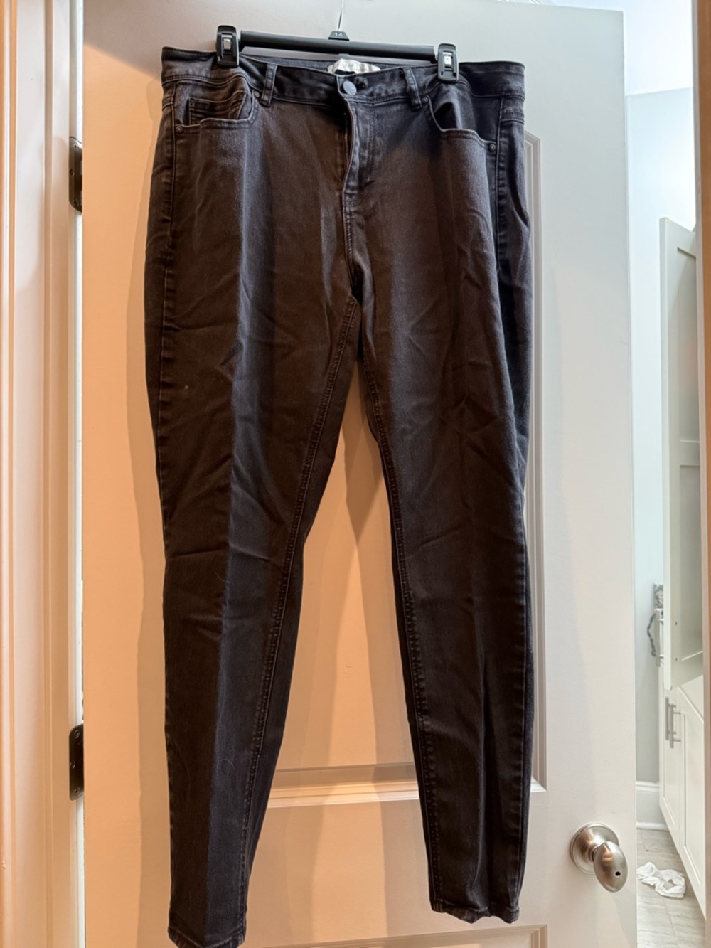 Women's Straight Leg Jeans in Black